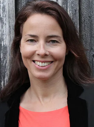 Smilende kvinne